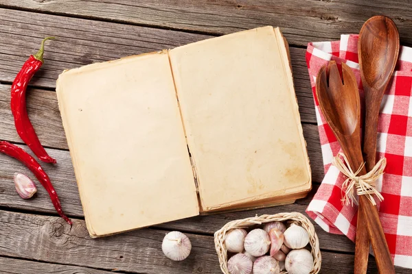 Utensili e ingredienti in tavola — Foto Stock