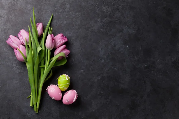 Húsvéti tojás és tulipán — Stock Fotó