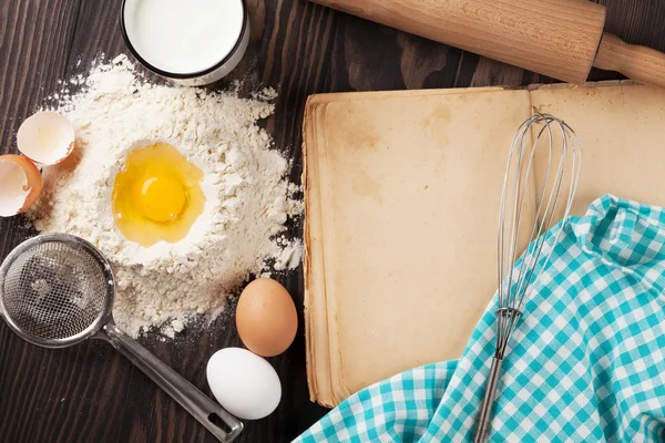 Utensilien und Zutaten zum Backen — Stockfoto