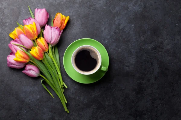 Tulp bloemen en koffie — Stockfoto