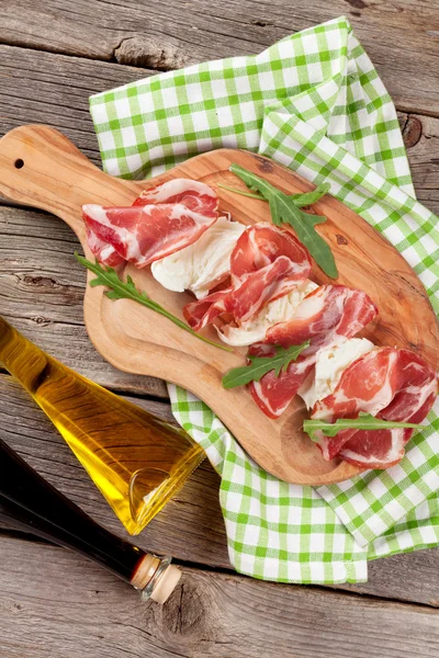 Prosciutto y mozzarella en la tabla de cortar —  Fotos de Stock