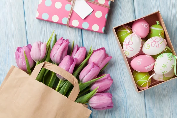 Œufs et tulipes de Pâques — Photo