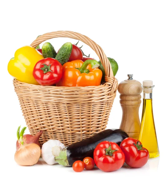 Färska grönsaker i korg — Stockfoto
