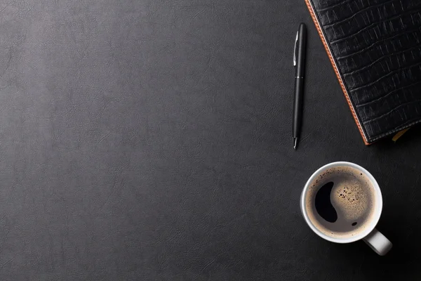 Mesa de mesa de couro de escritório com café e suprimentos — Fotografia de Stock