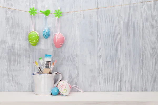 Easter eggs and brushes — Stock Photo, Image