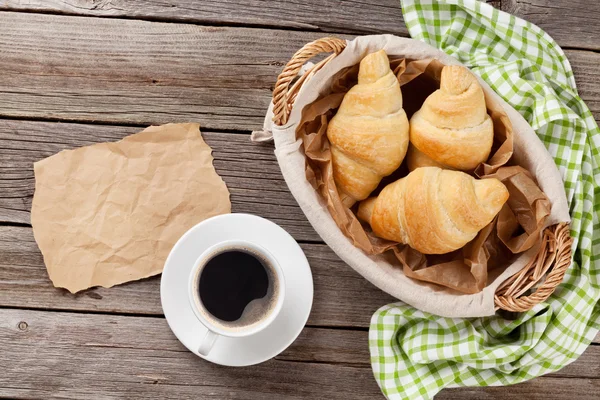 Verse croissants en koffie — Stockfoto