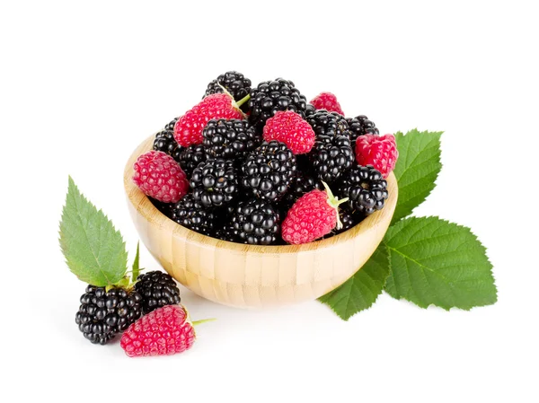 Blackberries and raspberries in bowl — ストック写真