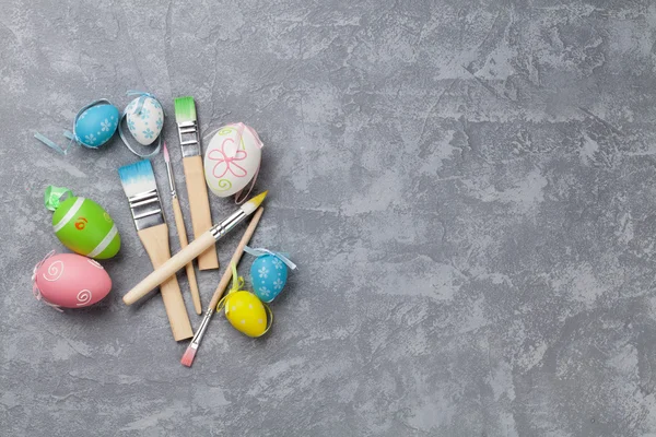 Easter eggs and brushes — Stock Photo, Image