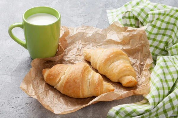 Fresh croissants and milk in cup — Stock Photo, Image