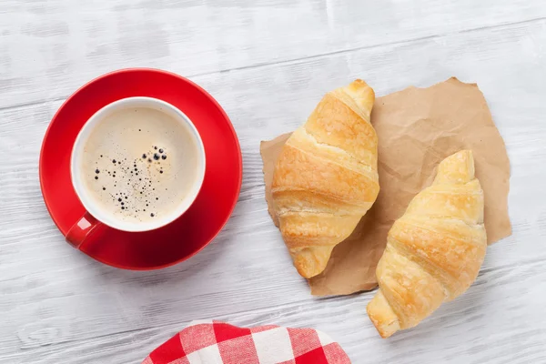 Croissants y taza de café —  Fotos de Stock