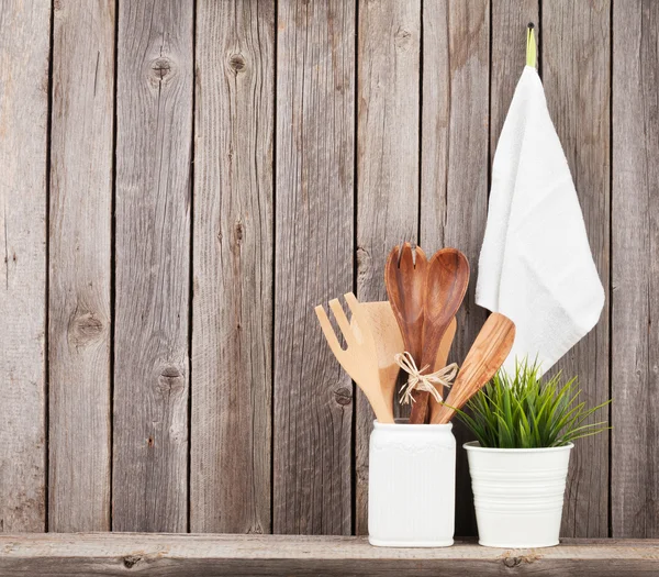 Utensili da cucina su mensola in legno — Foto Stock