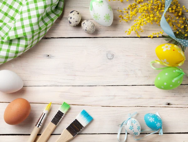Húsvéti tojás és a festési ecsetek — Stock Fotó