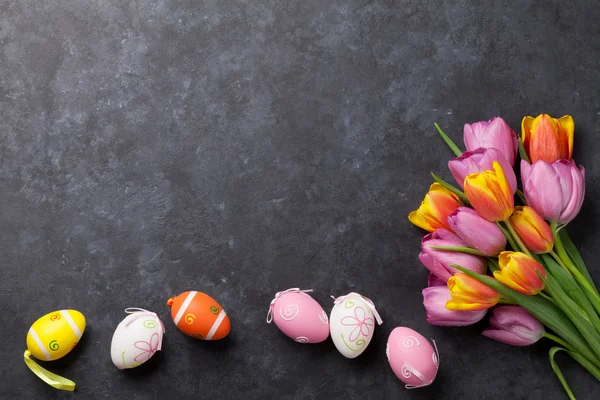 Velikonoční vajíčka a tulipány — Stock fotografie