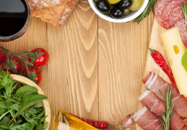 Yemek pişirmek için taze malzemeler: kırmızı peynir, zeytin, domates ile şarap