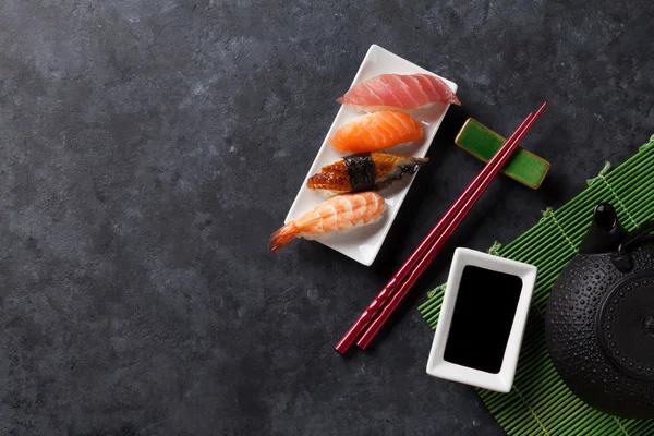 Sushi a zelený čaj — Stock fotografie