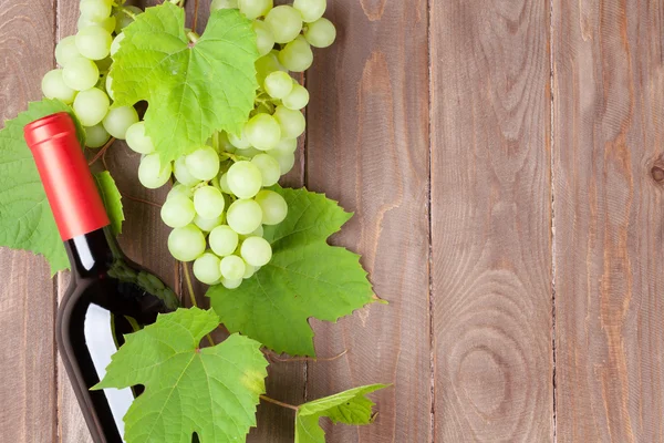 Bouquet de raisins et bouteille de vin rouge — Photo