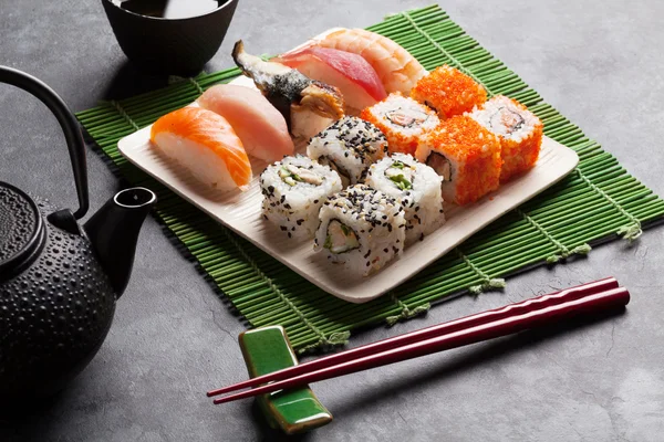 Set de sushi, maki y té verde — Foto de Stock