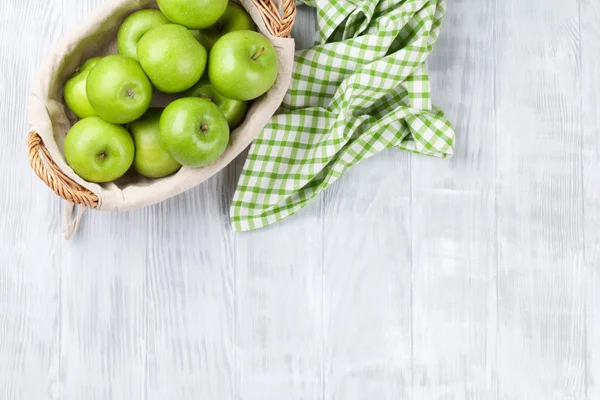 Grüne Äpfel im Korb — Stockfoto