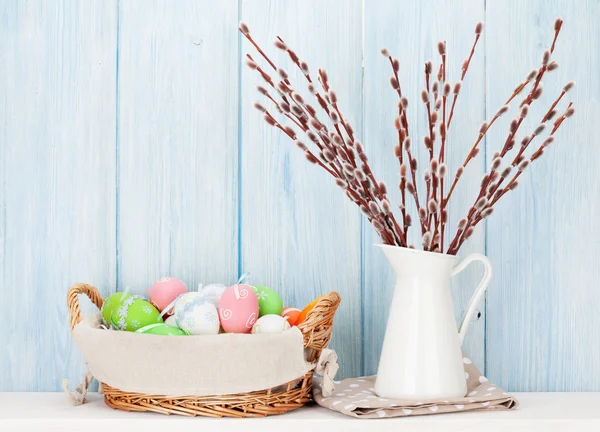 Coño sauce y coloridos huevos de Pascua —  Fotos de Stock