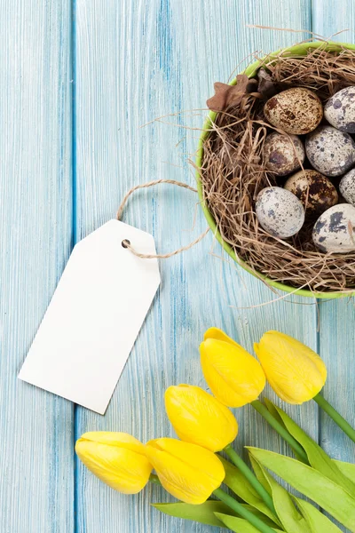 Pâques aux œufs et tulipes jaunes — Photo