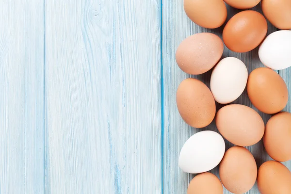 Tahta masadaki yumurtalar — Stok fotoğraf