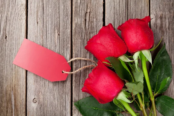 Saint Valentin roses rouges sur bois — Photo