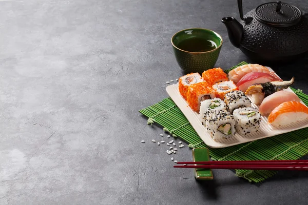 Sushi, maki och grönt te — Stockfoto