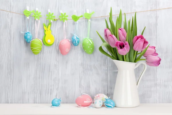 Paaseieren en roze tulpen boeket — Stockfoto