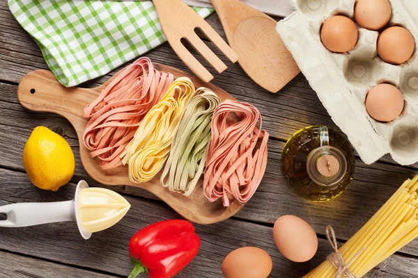 Utensilios de cocina e ingredientes —  Fotos de Stock