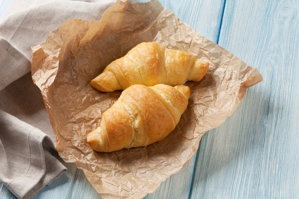 Croissants frescos en la mesa —  Fotos de Stock