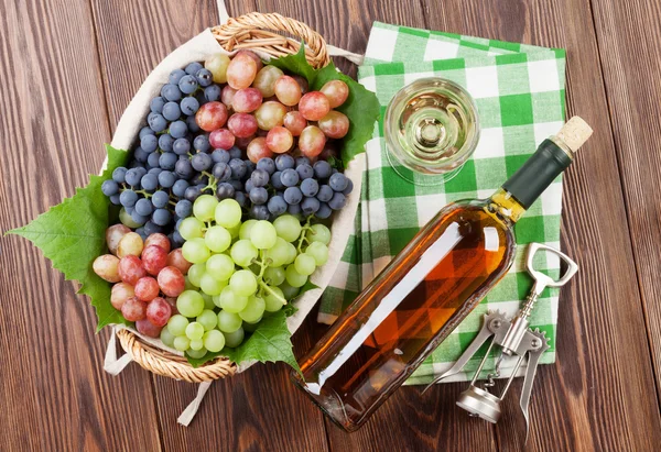 Uvas, vino blanco y sacacorchos — Foto de Stock