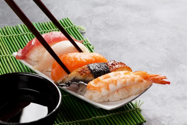 Conjunto de sushi e pauzinhos — Fotografia de Stock