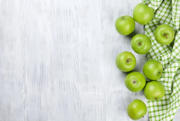 Pommes vertes sur table en bois — Photo
