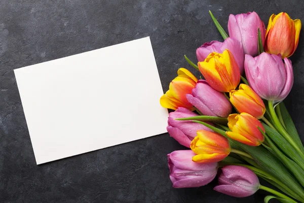 Свіжі тюльпани та вітальна листівка — стокове фото