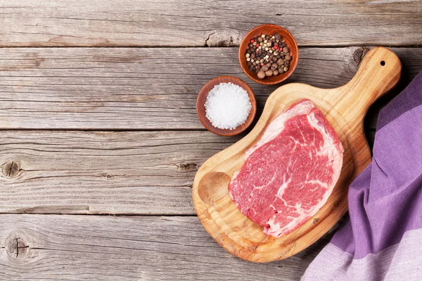 향신료와 향료 식물이 들어 있는 날 쇠고기 스테이크 — 스톡 사진