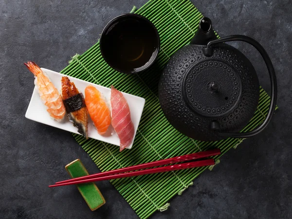 Uppsättning av sushi och grönt te — Stockfoto