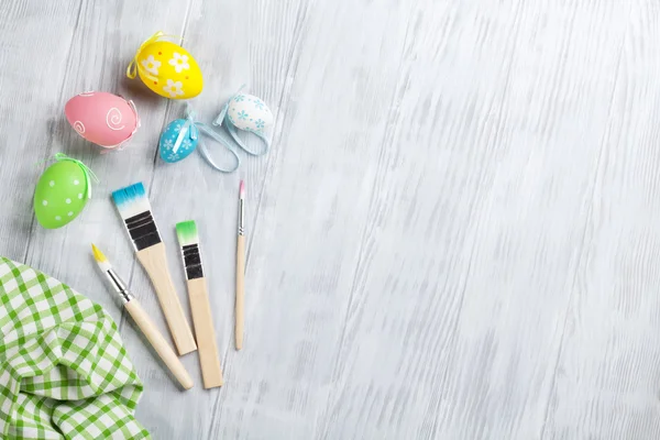 Colorful easter eggs and brushes — Stock Photo, Image