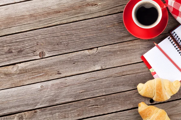 Fresh croissants, coffee and notepad — Stock Photo, Image
