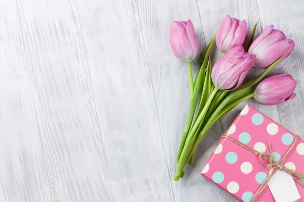 Свіжі рожеві тюльпани та подарункова коробка — стокове фото