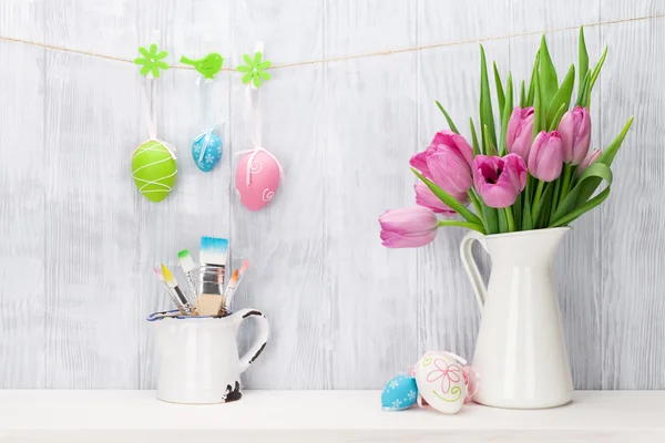 Oeufs de Pâques et bouquet de tulipes roses — Photo