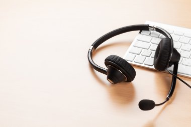 Ofis Masası kulaklık ile