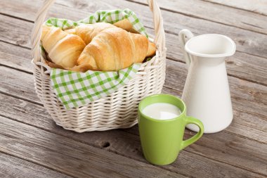 Taze kruvasanlar ve süt