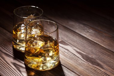 Buzlu bir bardak viski.