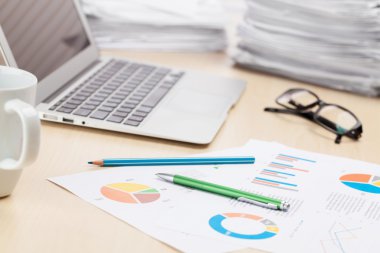 Office çalışma alanı ile dizüstü bilgisayar ile