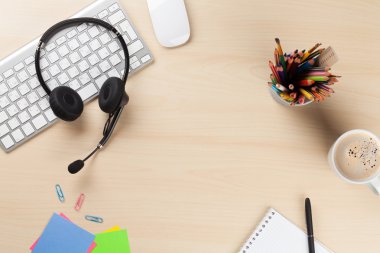 Ofis Büro headse ve, not defteri ve pc ile