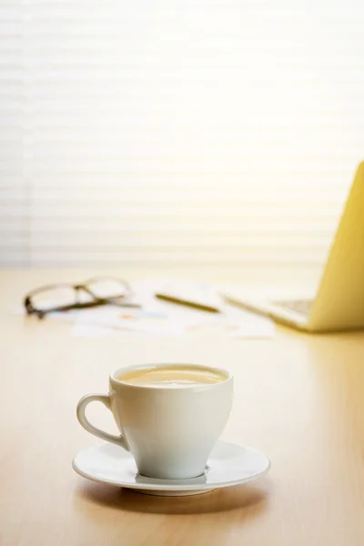 Office desk arbetsplatsen med och kaffe — Stockfoto