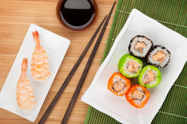 Sushi maki y sushi de camarones — Foto de Stock