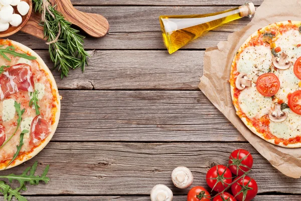 Pizza s prosciuttem a rajčaty — Stock fotografie