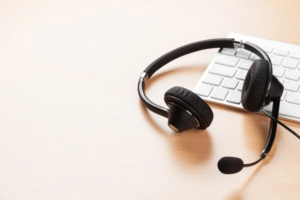 Escritorio de oficina con auriculares —  Fotos de Stock