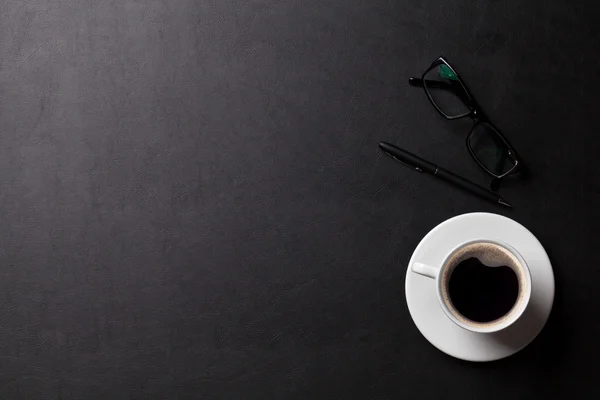 Escritorio con taza de café, pluma — Foto de Stock